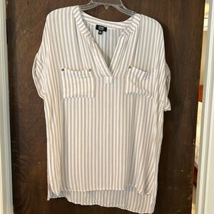 Ladies Jones New York shirt. Size Large. In excellent condition.